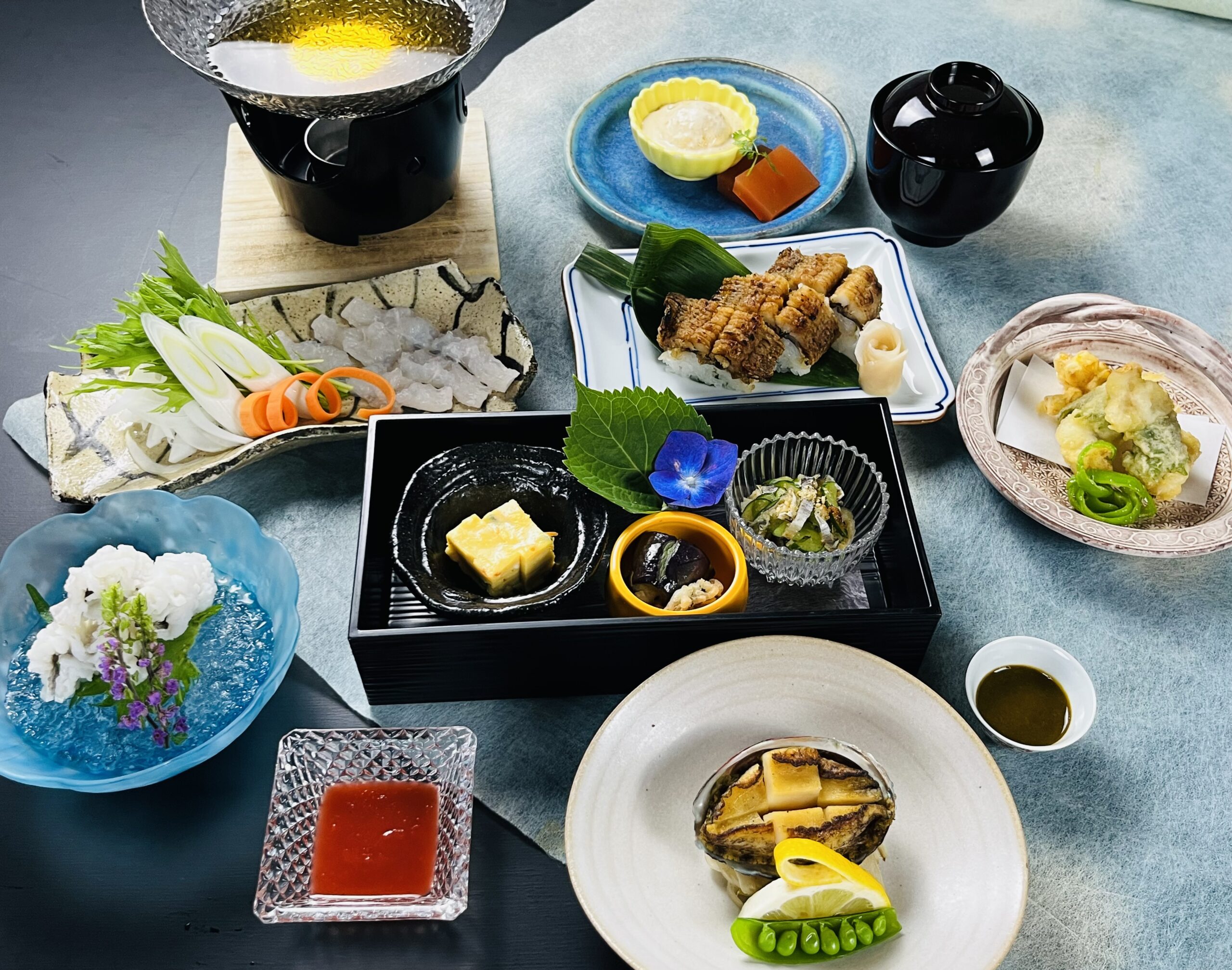 8月末日まで鱧と鮑の会席をご提供しております